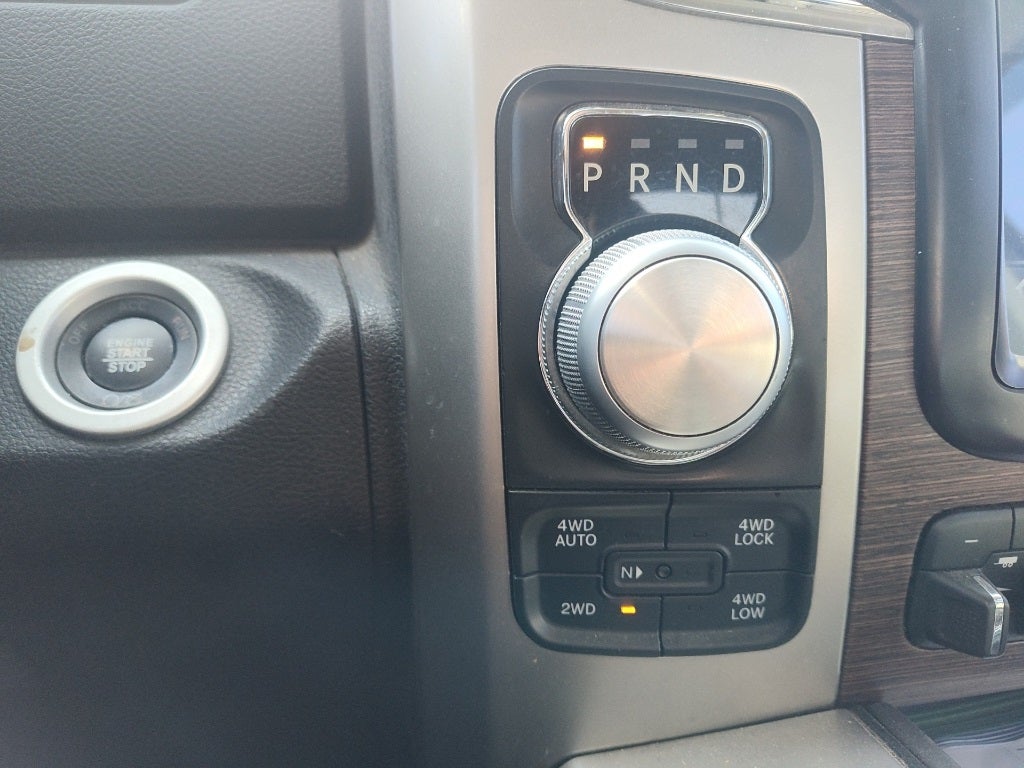 2017 RAM 1500 Laramie Crew Cab 4x4 5'7' Box