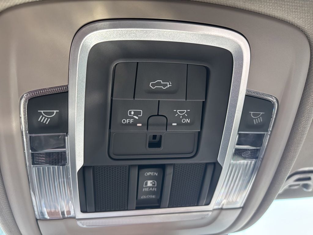 2022 RAM 1500 Laramie Crew Cab 4x2 5'7' Box