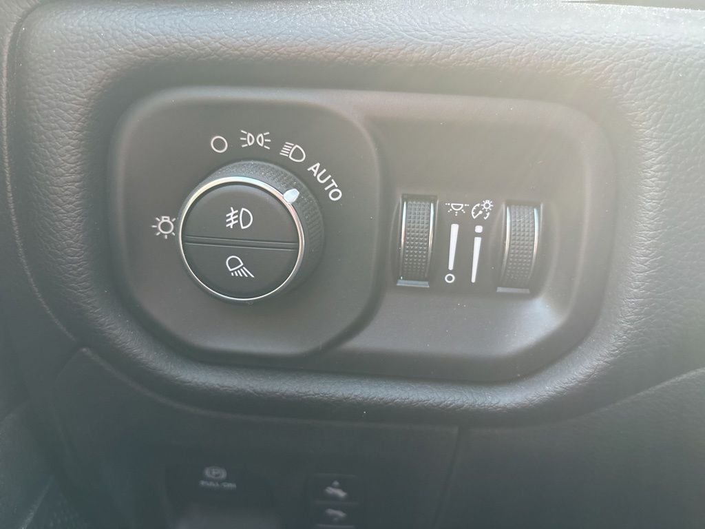 2022 RAM 1500 Laramie Crew Cab 4x2 5'7' Box