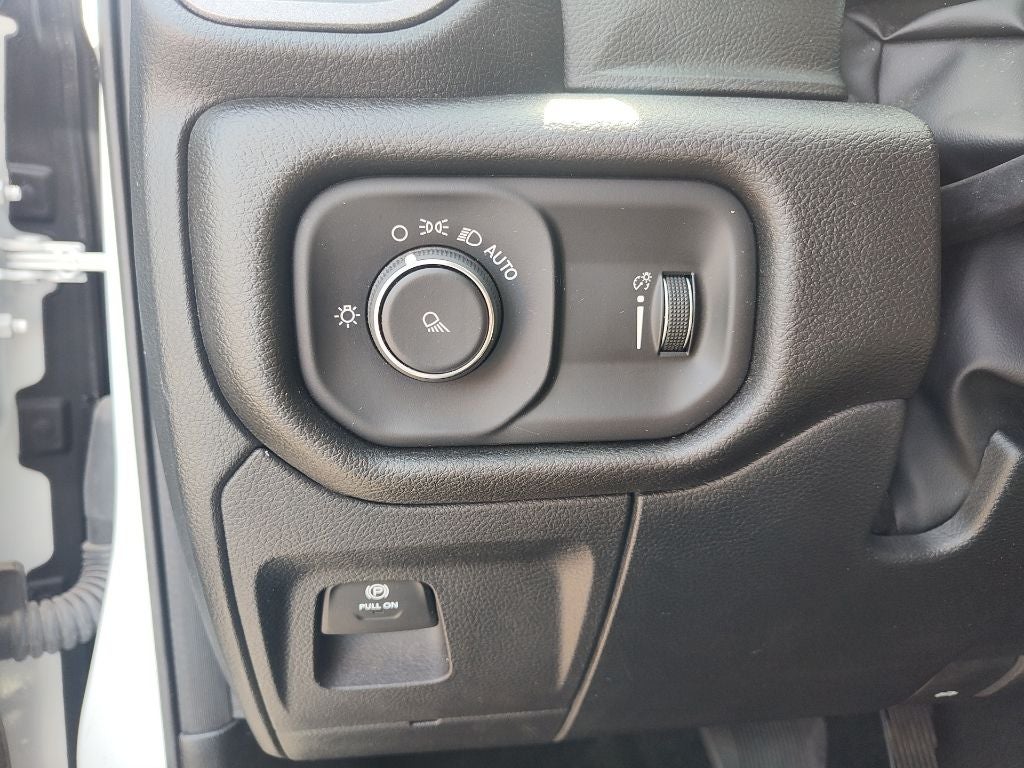 2024 RAM 1500 Tradesman Crew Cab 4x4 5'7' Box