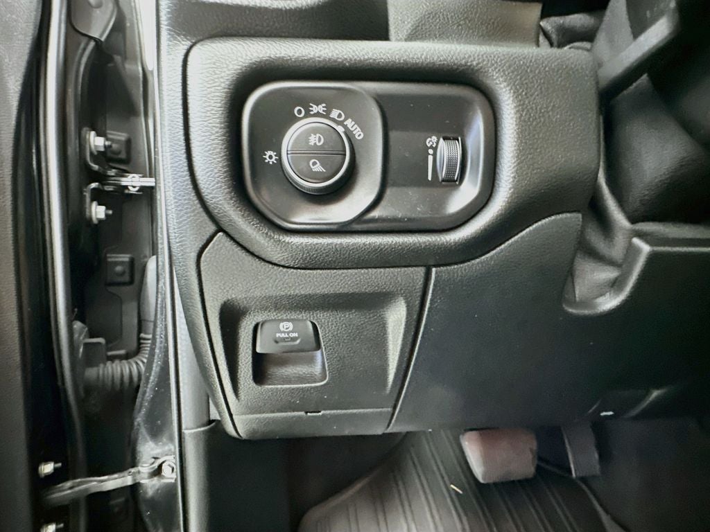 2020 RAM 1500 Big Horn Crew Cab 4x4 5'7' Box