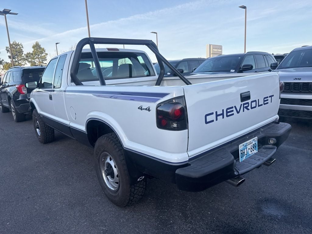 2002 Chevrolet S-10 Base 123 WB