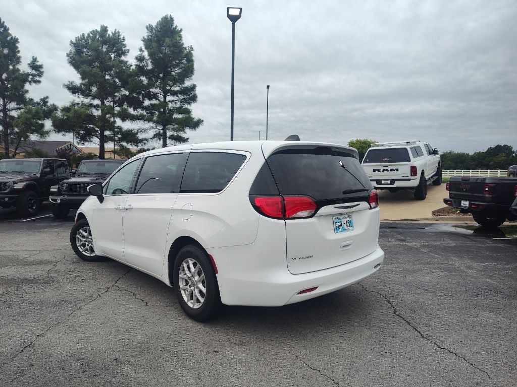 2022 Chrysler Voyager LX