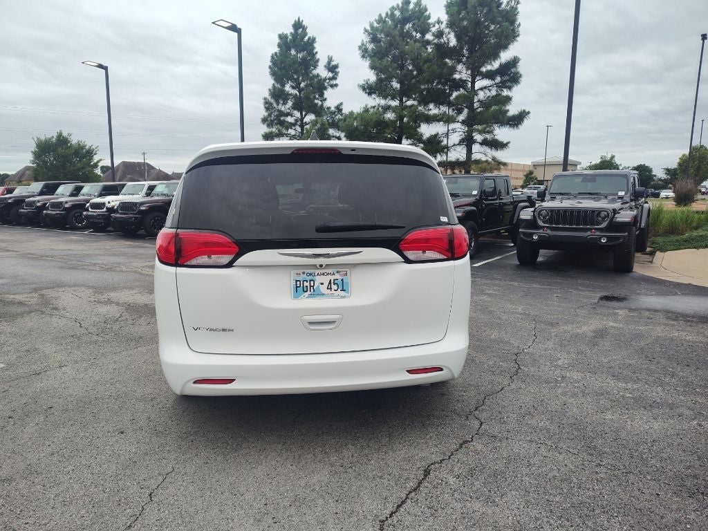 2022 Chrysler Voyager LX