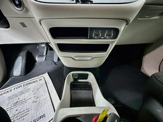2022 Chrysler Voyager LX