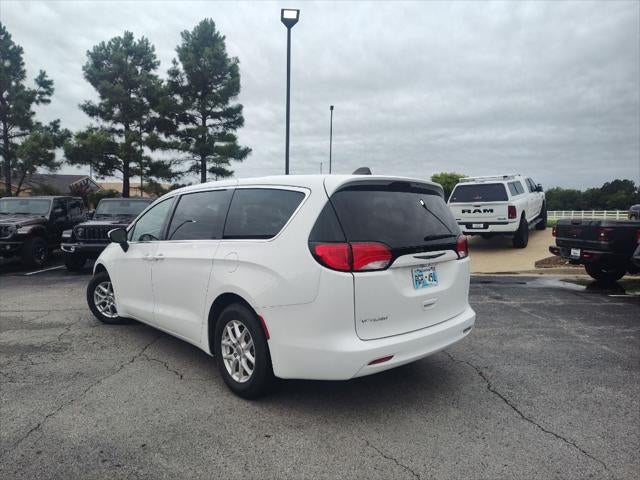 2022 Chrysler Voyager LX