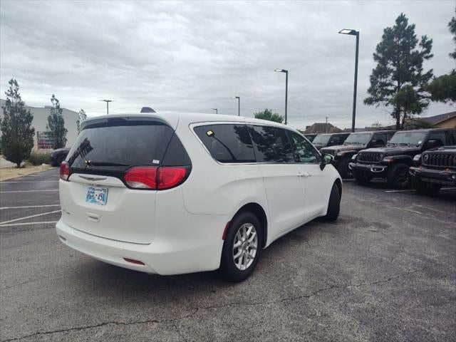 2022 Chrysler Voyager LX