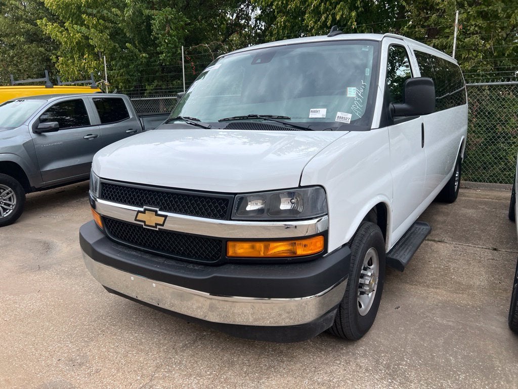 2025 Chevrolet Express Passenger 1LT
